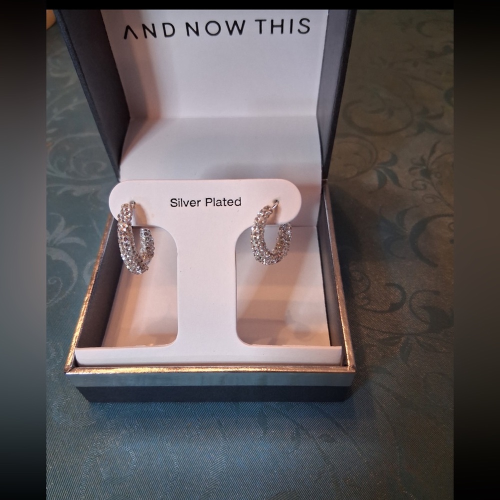 Silver Plated J Hoop Earring Extreme Sparkle!! New in Box - Picture 3 of 5